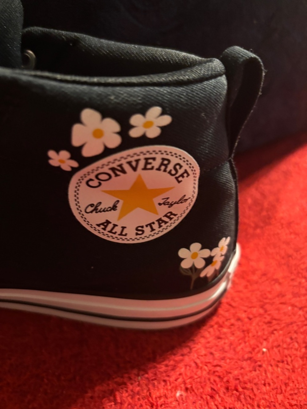 Converse Women’s Black Daisy Chuck Taylor All Star Mid Sneakers. Size 11 NWT - Picture 2 of 9